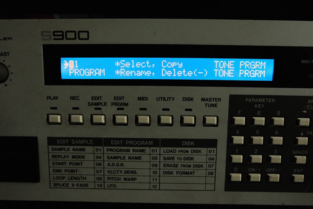 Akai S900 sampler