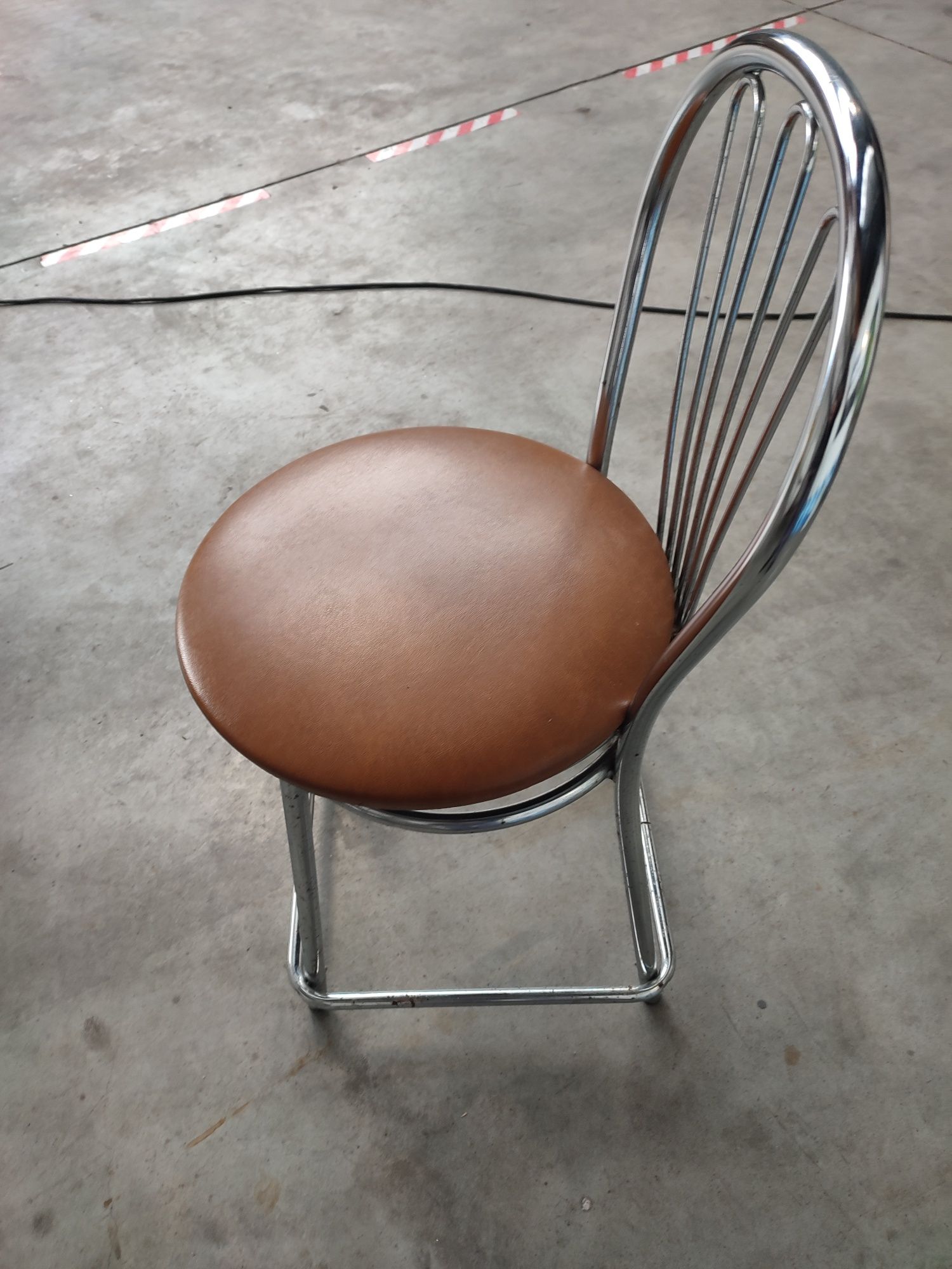 Stół okrągły 140cm dwa blaty z krzesłami.