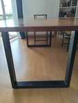 Stół w stylu loft z blatem akacjowym