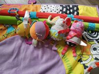 Mata do zabaw niemowlęca interaktywna mali odkrywcy Taf Toys