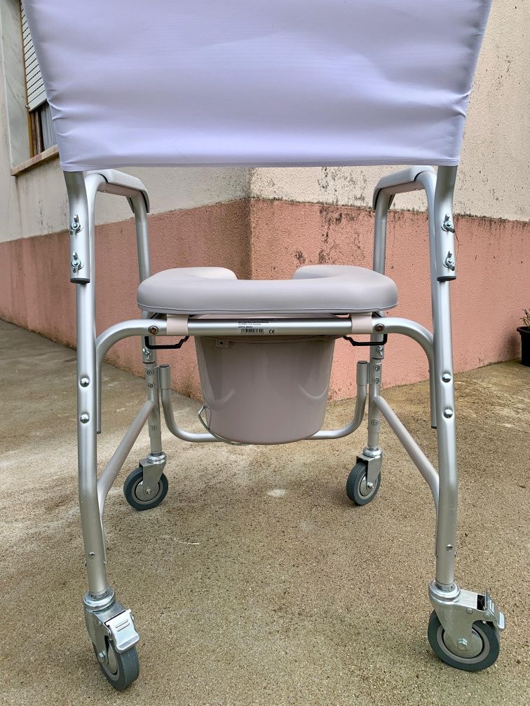 Cadeira de banho sanitária com rodas