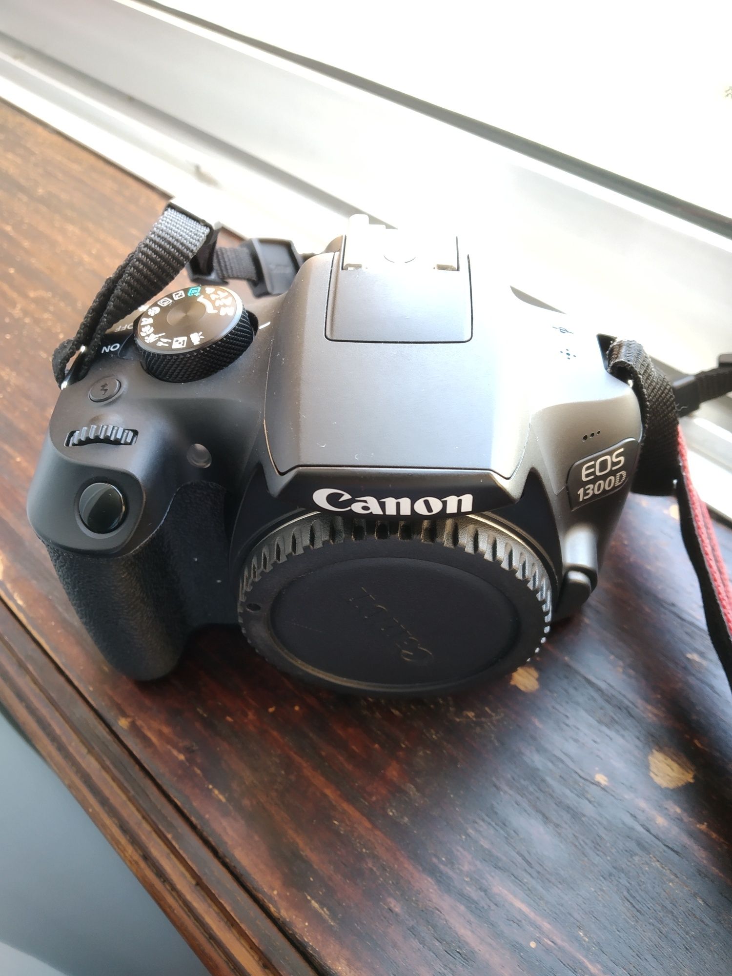 Corpo Canon EOS 1300D com 3 baterias originais e carregadores