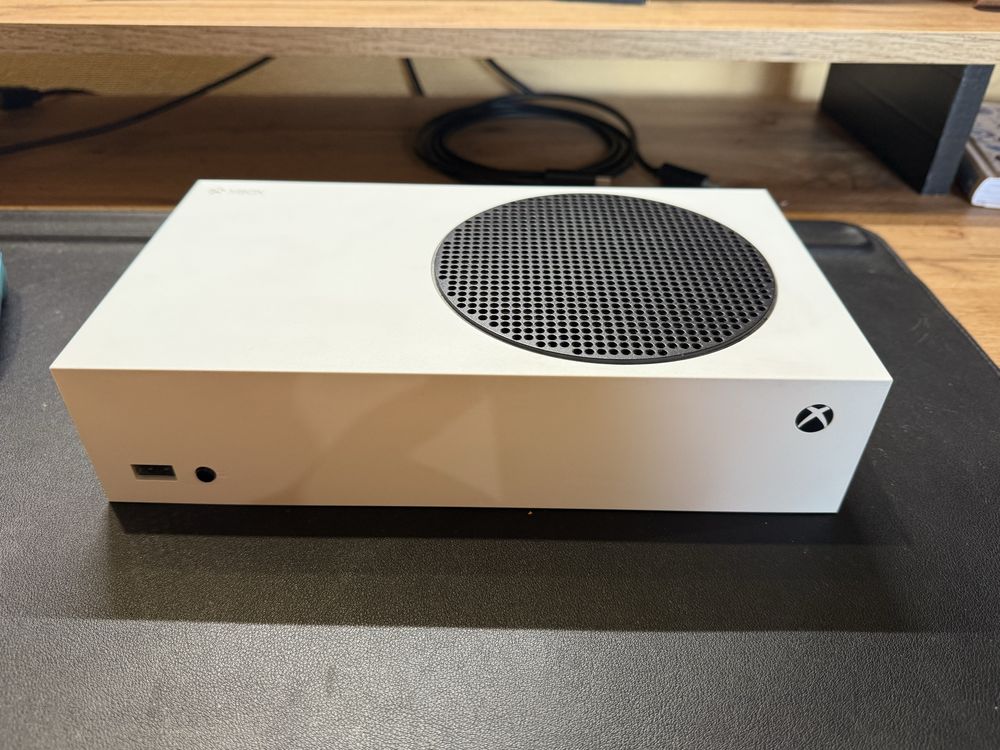 Xbox series s в хорошому стані з двома контролерами