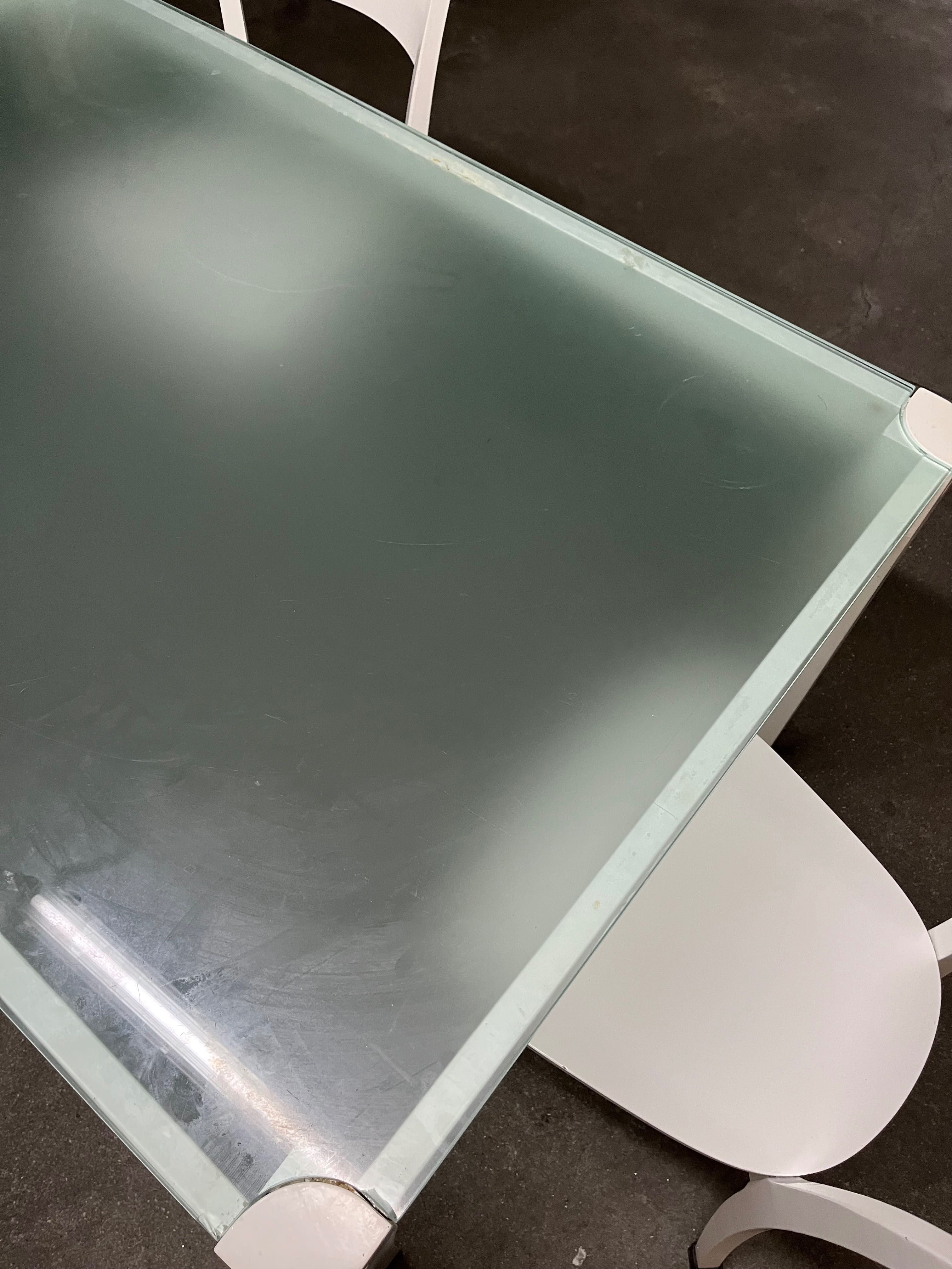 Mesa acabamento branco e vidro
