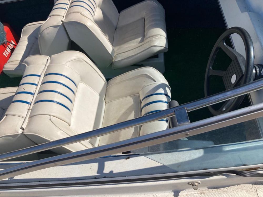 Barco Argus 505 com atrelado, usado em água doce