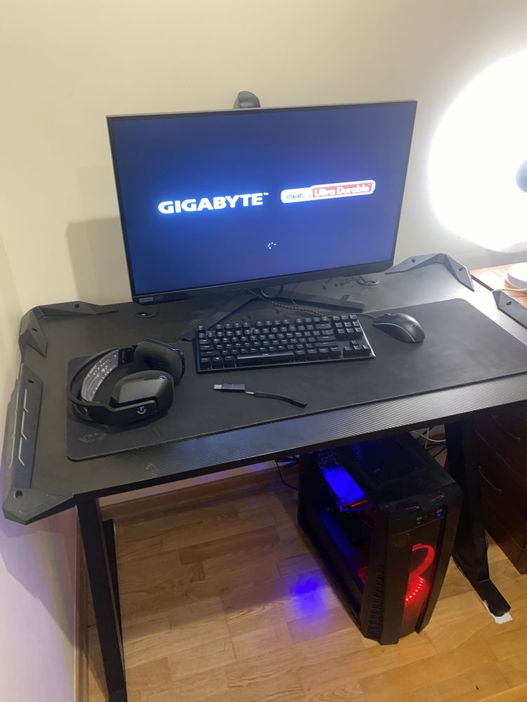 Ігровий компьютер + ігрове крісло та стіл, мікрофон, клавіатура, мишка