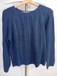 Camisola de malha azul tricotada