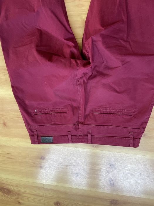 Męskie spodnie w kolorze bordowym/czerwonym. Model Chinosy.