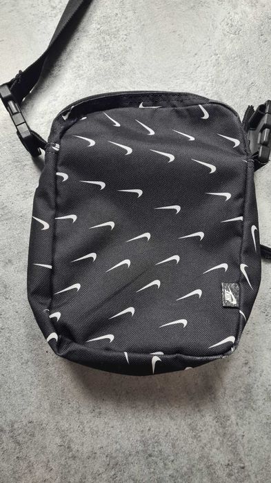 Saszetka torebka torba listonoszka Nike. Swosh. Czarna w logo swosh