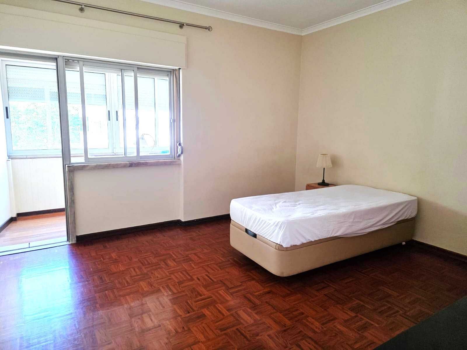 ARRENDA SE QUARTO A ESTUDANTE / ESTUDANTE TRABALHADOR