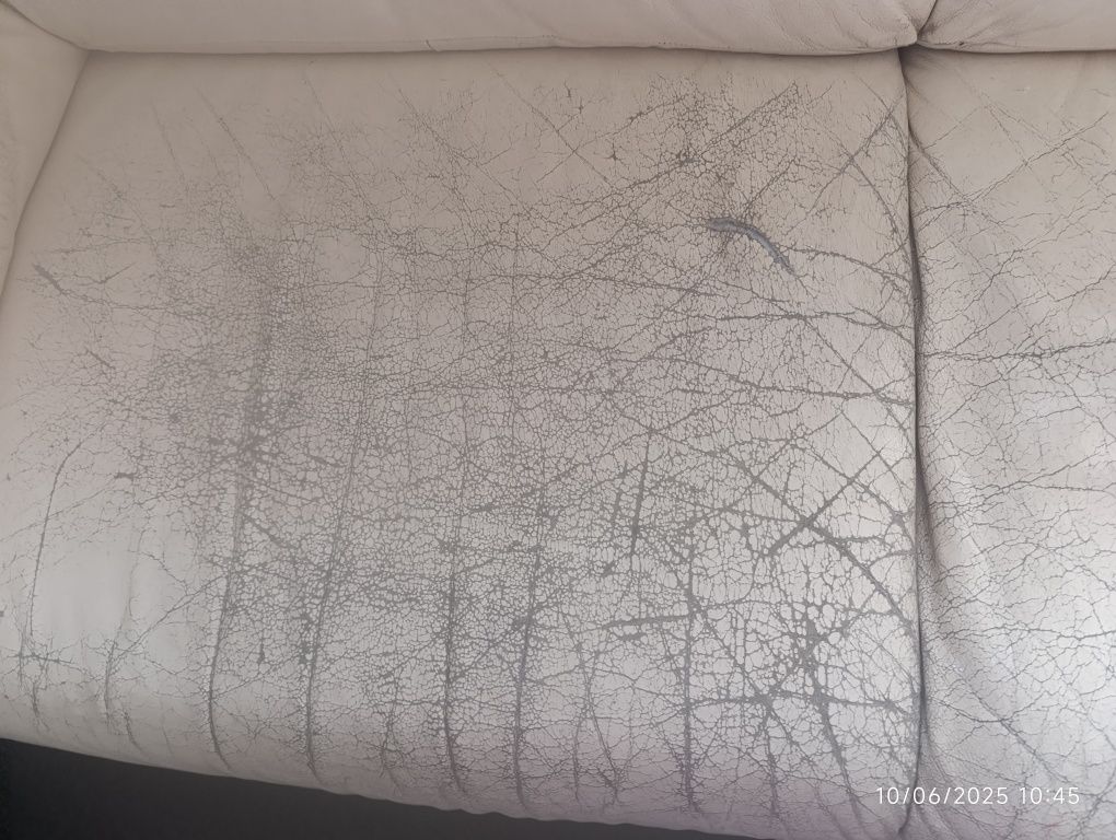 Sofas em pele beje , usado com alguns defeitos