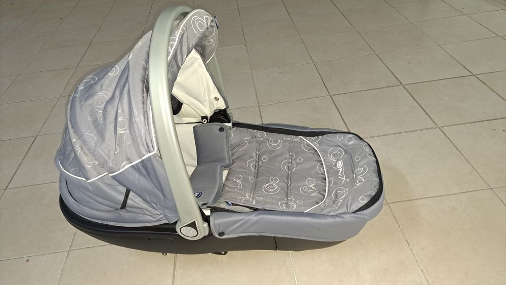 Chicco Trio Living (carro, ovo, base para o ovo, alcofa)