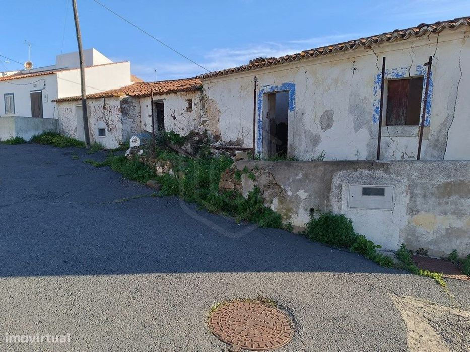 Ruínas para construção de 2 moradias na localidade de Tenência, em ...