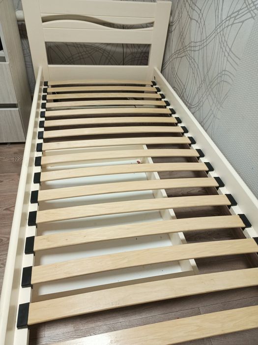 Кровать с дерева