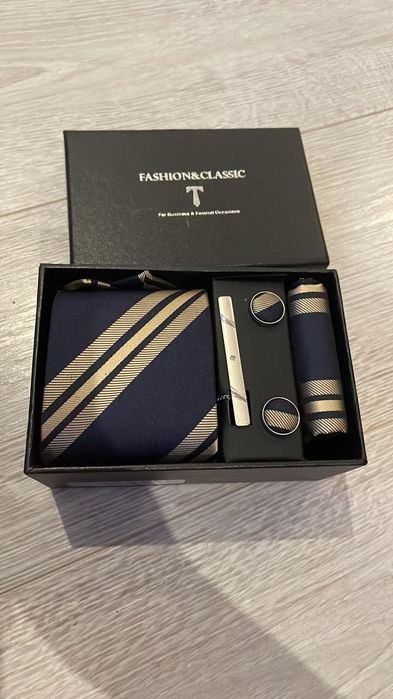 Zestaw męski krawat, poszetka, spinka do krawata, spinki do mankietów