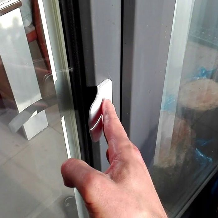 Zatrzask balkonowy uchwyt klamka do drzwi pochwyt palacza Srebrny