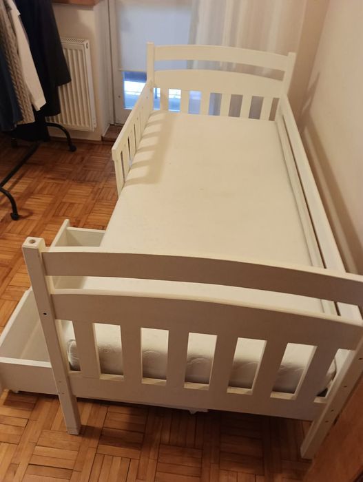 Łóżko drewniane dziecięce z szufladami i materacem