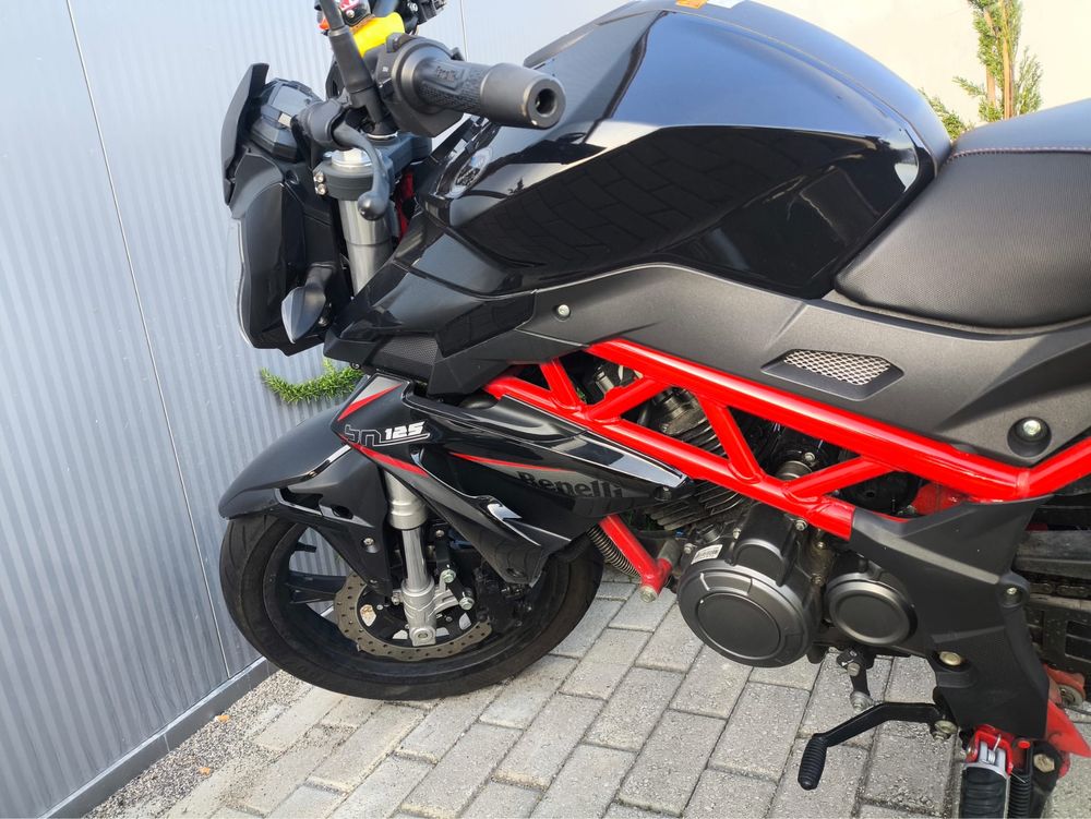 Benelli 125 como nova