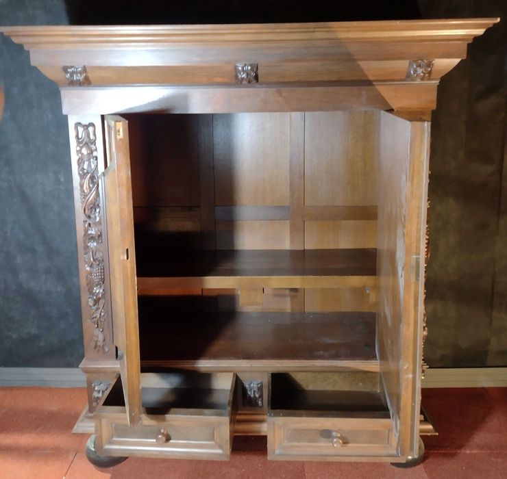 Ładnie rzeźbiona dębowa szafa holenderska