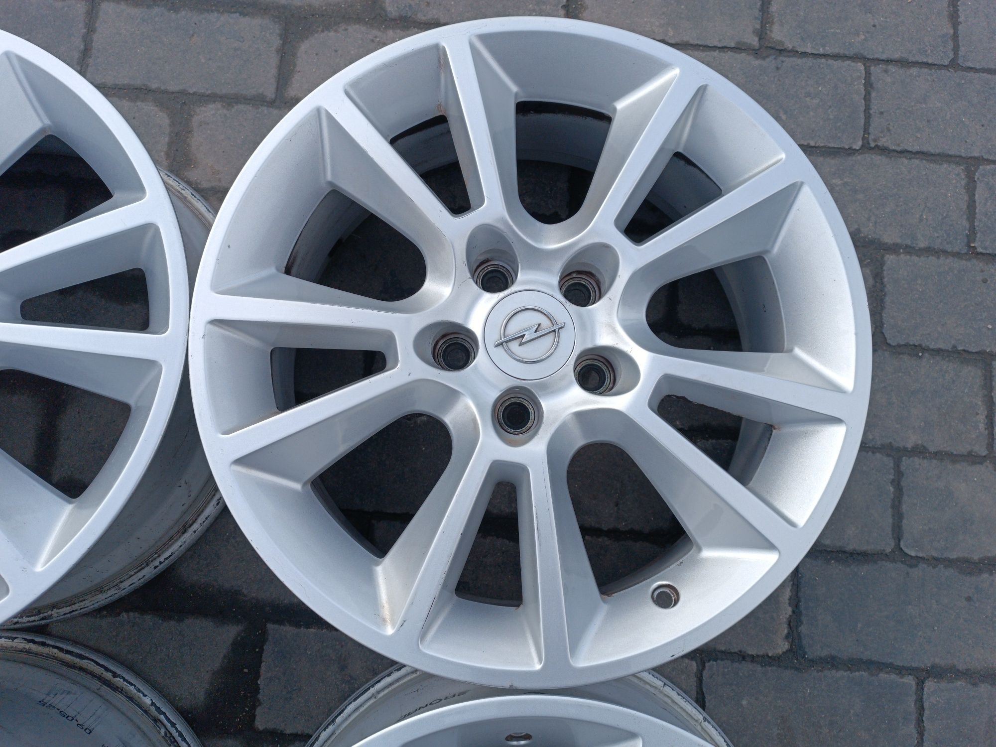 Felgi Alu Opel Meriva B Zafira B 5x110 ET35 7J17
