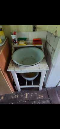 Stara drewniana umywalka z metalowa miską  toaletka