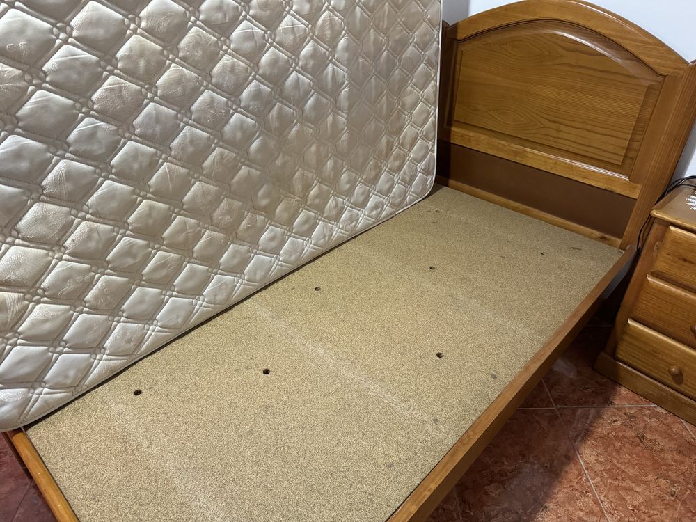 Cama de solteiro com colchao e mesinha de cabeceira