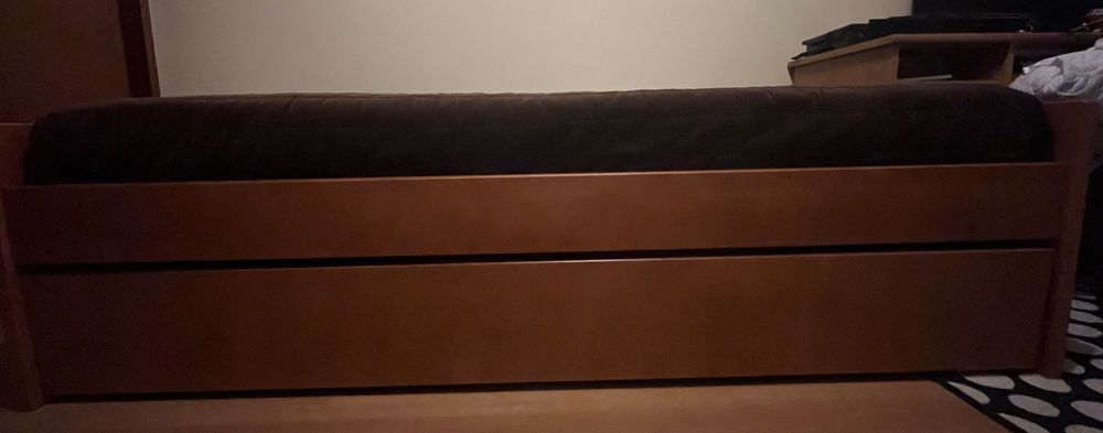 Cama dupla com colchões, muito pouco uso
