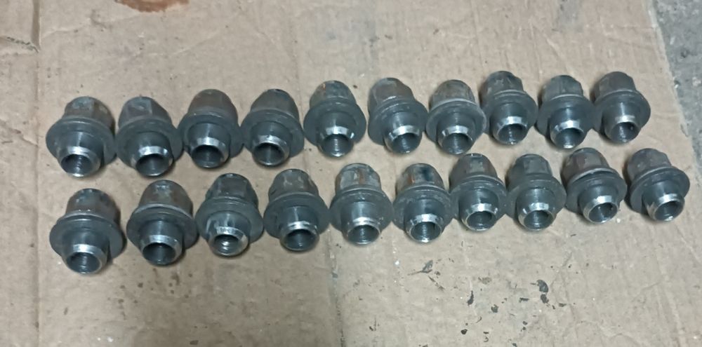 Oryginalne nakrętki do felg aluminiowych Toyota Avensis
