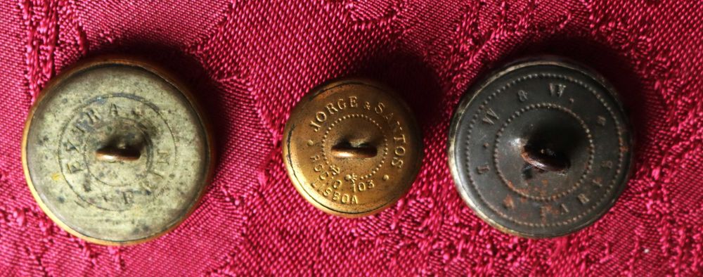 Lote de 3 botões antigos, sendo dois de librés