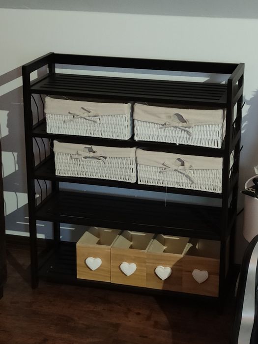 Półka organizer stojak z zawieszkami po bokach