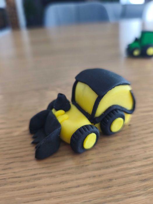 Traktor i koparka z masy cukrowej na tort