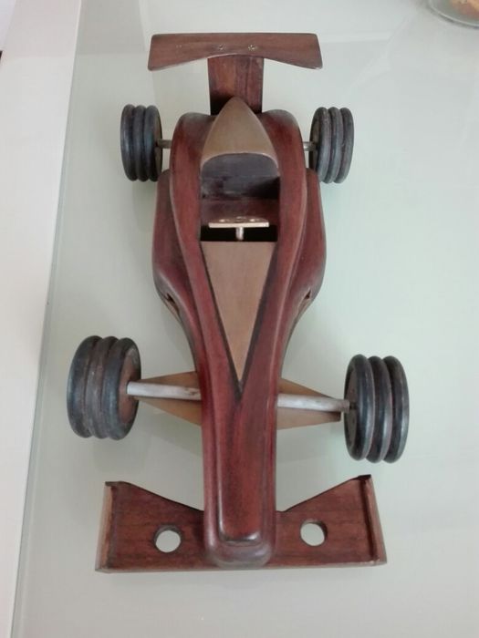 Carro formula 1 em madeira feito à mão