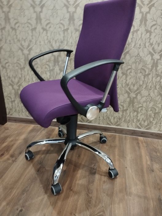 Продам офісне крісло.
Продам комп'ютерне крісло в чудовому ст