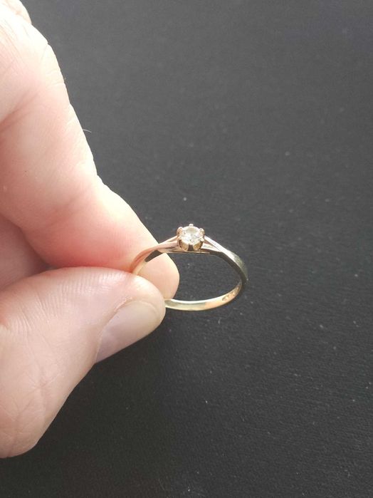 Pierścionek zaręczynowy złoty z diamentem