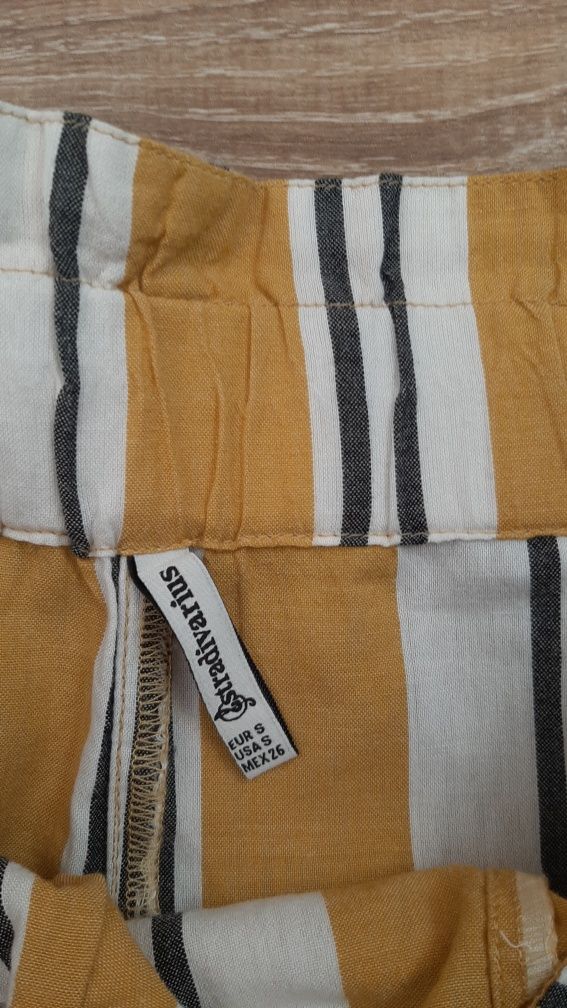 Żółte spodenki w paski Stradivarius, rozmiar S