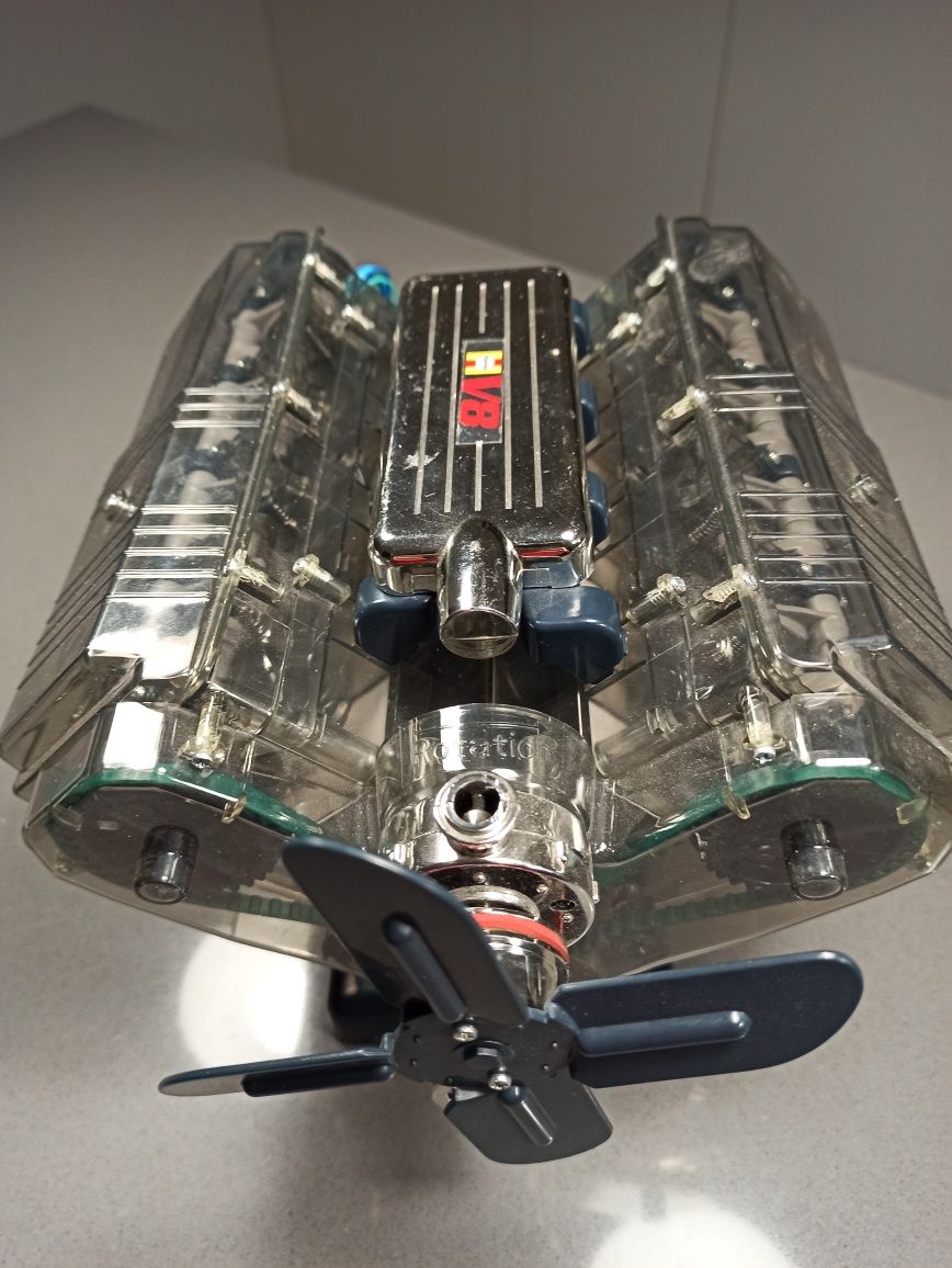 Model silnika spalinowego V8 złożony sprawny