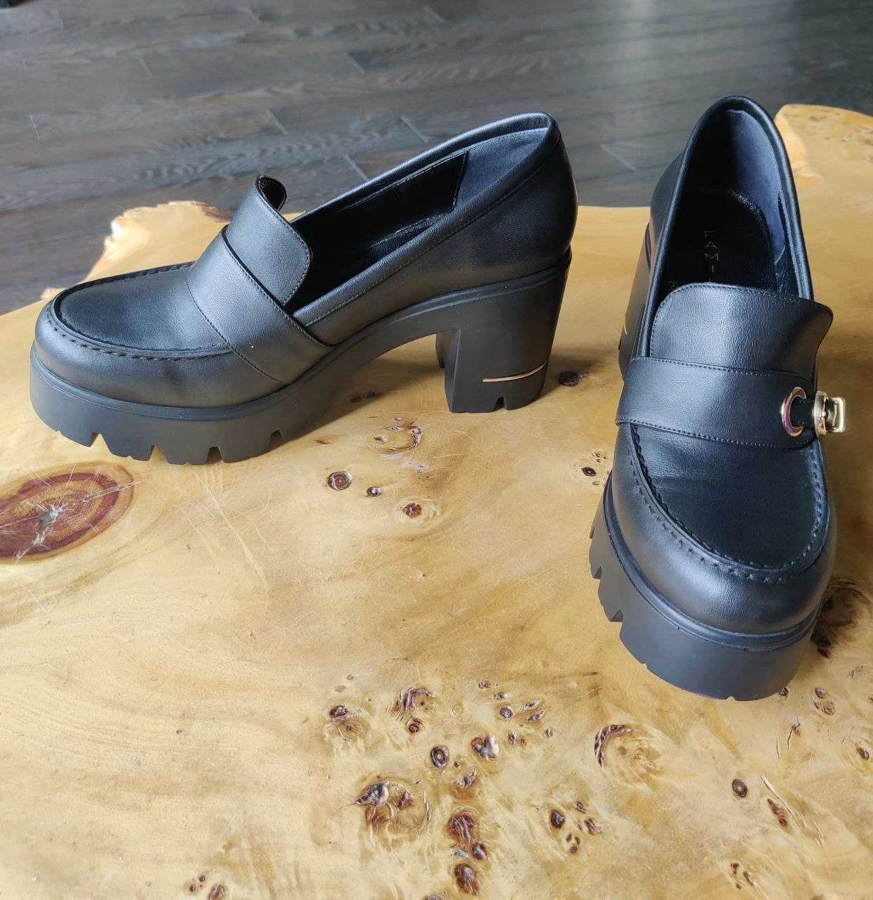 Чорні шкіряні туфлі на каблуку