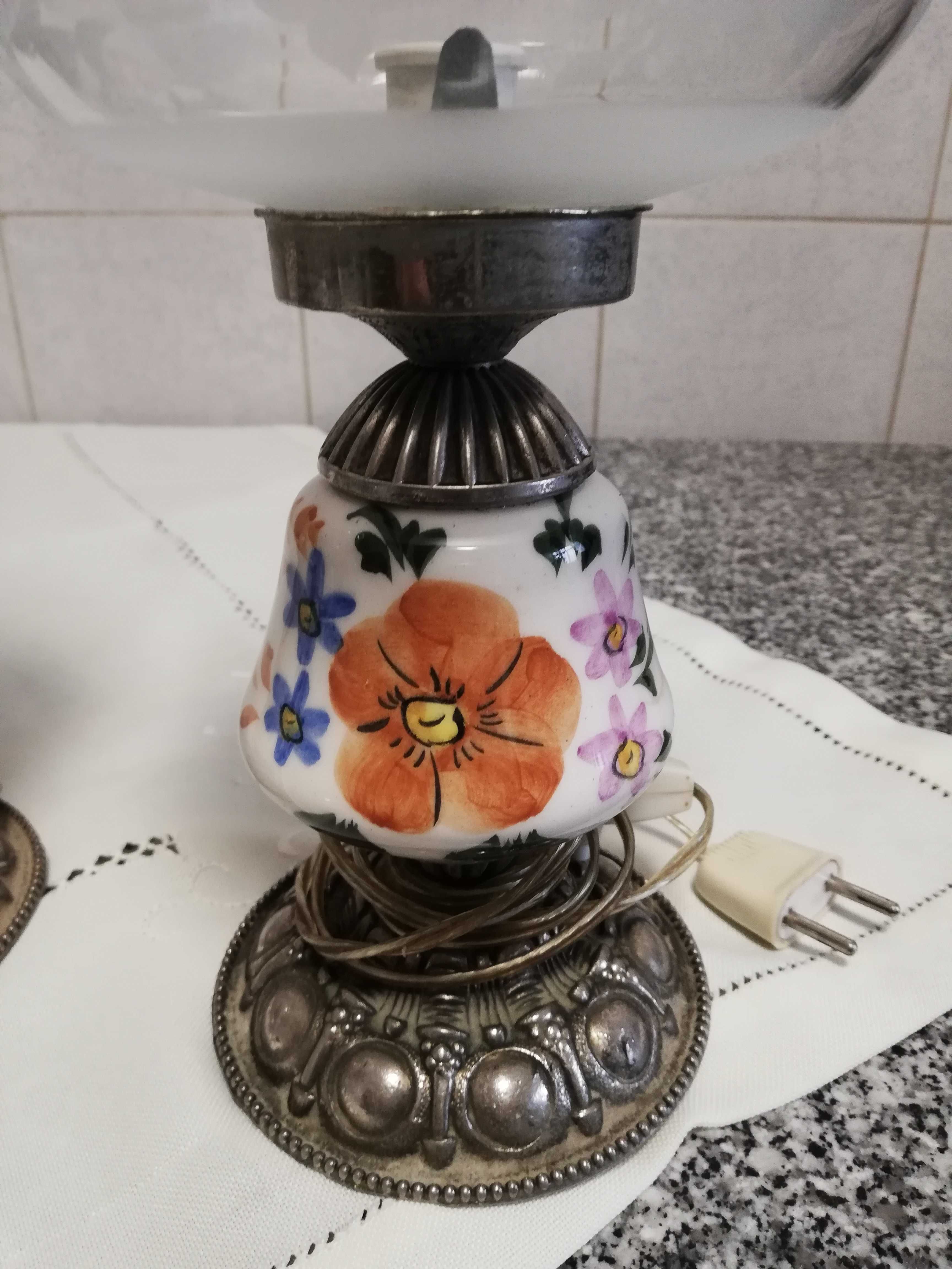 candeeiros de mesinha de cabeceira em porcelana com abajur em vidro