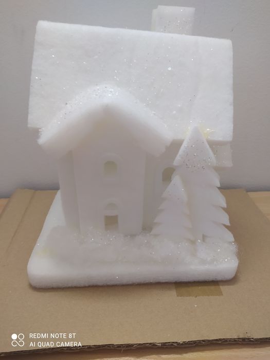 Domek biały świąteczny do miasteczka świątecznego
