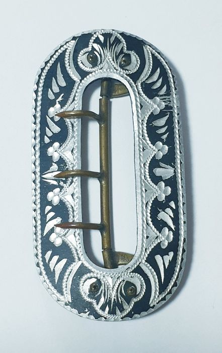 Rara antiga fivela Arte Nova em alumínio  e latão