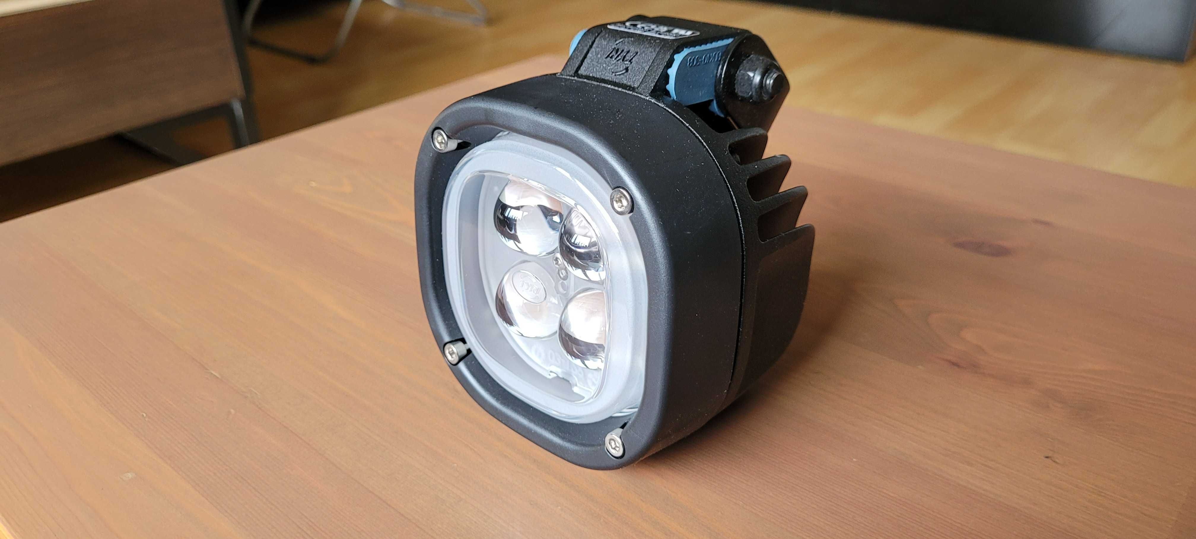 Lampa robocza LED TYRI z soczewką Blue Point   Model 1010BP 12–48 V,