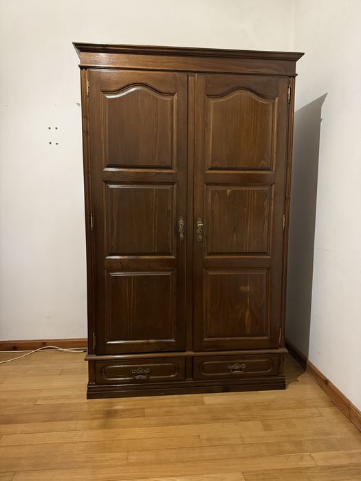 Roupeiro em madeira escura