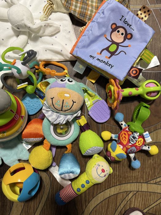 Іграшки для найменших, шуршалки, пищалки