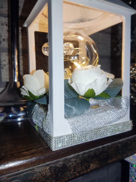 Latarenka biała dekoracja ze srebrnymi kryształkami swiecąca kula  LED