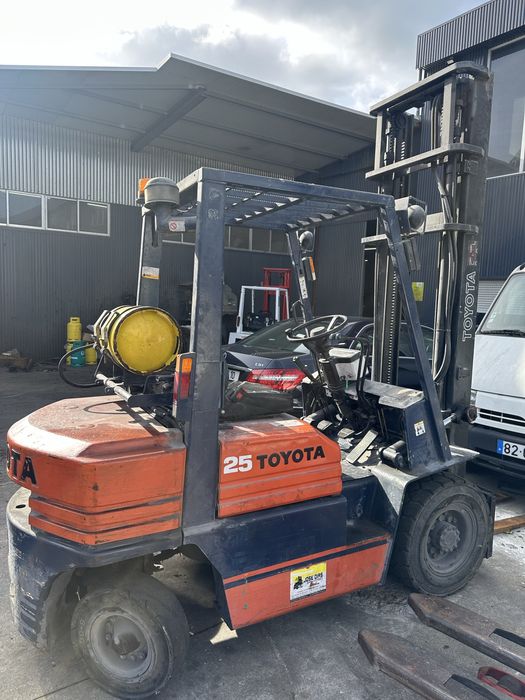 Empilhador toyota2500 kgrs gas