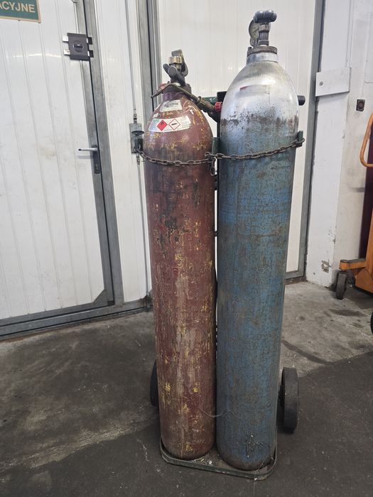 Używane butle z tlenem i acetylenem na sprzedaż.