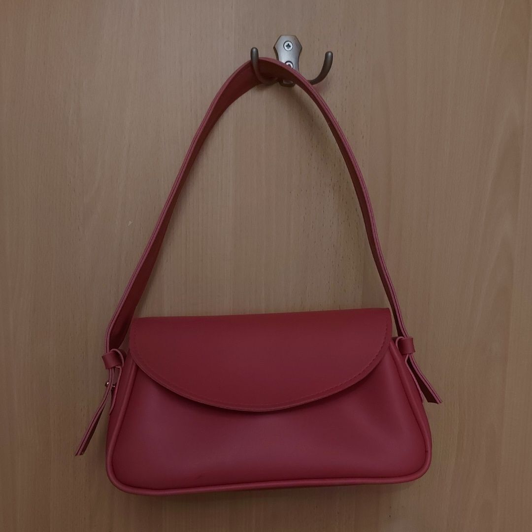 Рожева сумка-багет з еко-шкіри