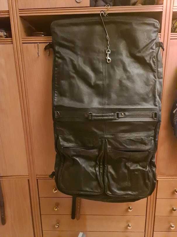 Saco de viagem em pele preta com varias bolsas