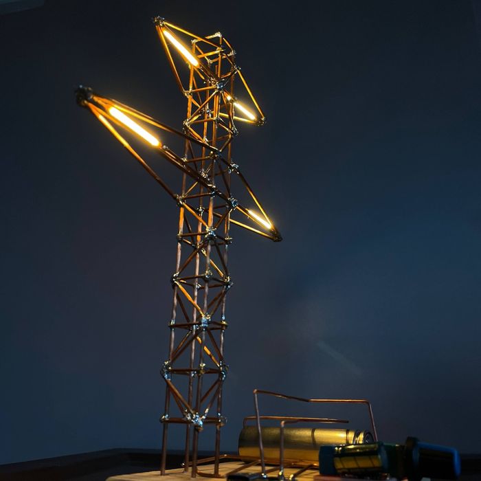 Світильник у формі ЛЕП з міді та дерева — ручна робота, унікальний дек