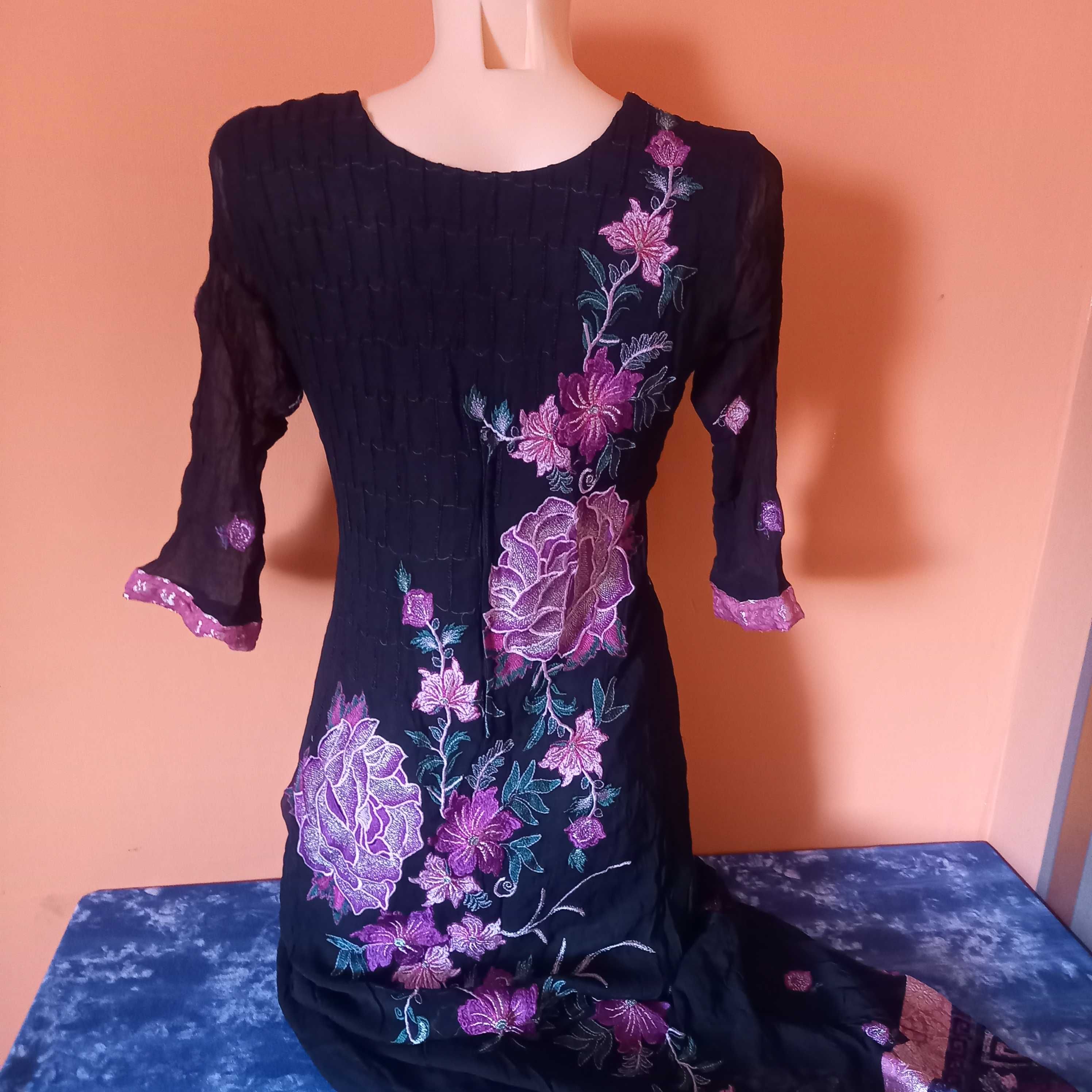 Unikatowa sukienka maxi haftowana w kwiaty